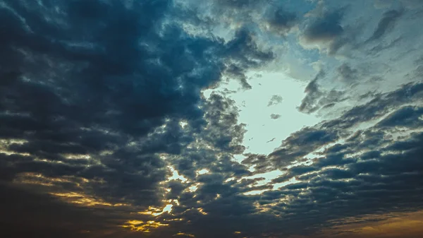 Pôr Sol Ilumina Nuvens Com Cores Bonitas Enquanto Sol Põe — Fotografia de Stock