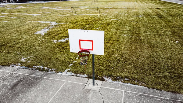 Spor Sahaları Olan Yerel Bir Parkta Bahar Yaklaşırken Eriyen Bir — Stok fotoğraf