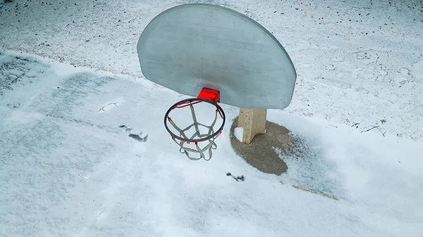 Şehrin Derinliklerinde Boyda Karla Kaplı Uzun Boyunlu Basketbol Potası Saklı — Stok fotoğraf