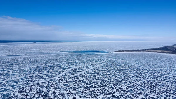 グリーンベイ ウィスコンシンの湾全体が青い空で凍っています — ストック写真