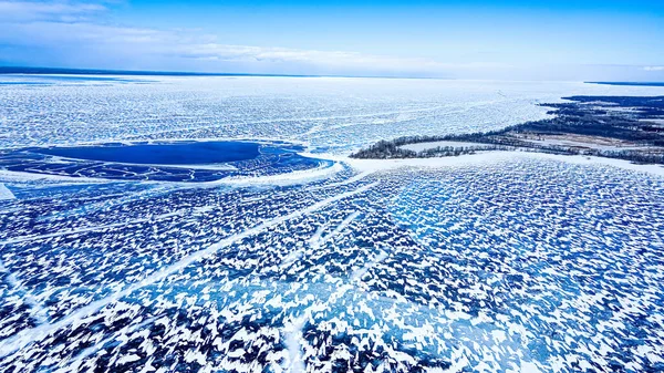 グリーンベイ ウィスコンシンの湾全体が青い空で凍っています — ストック写真