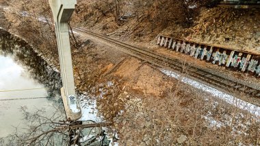 İnsanlar nehir boyunca uzanan bu eski demiryolu hattında izlerini bıraktılar.
