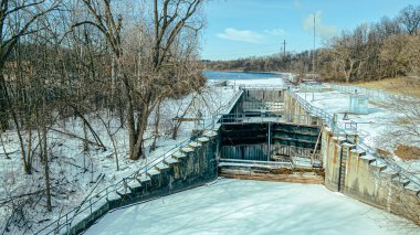 Çok eski ve çökmekte olan bir kanal kışın karla kaplanır ve donar.