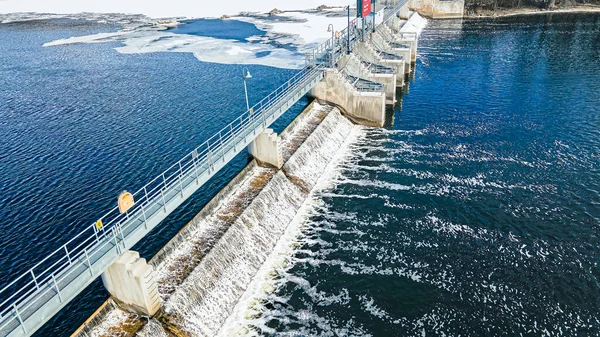 Zwaar Water Stroomt Door Dam Rivier Met Sneeuw Ijs Eromheen — Stockfoto