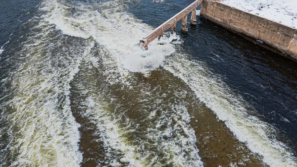 계절이 바뀜에 강물에 강물의 속도가 빨라진다 — 스톡 사진