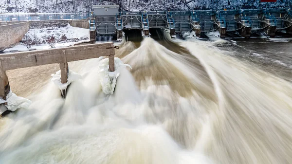 Zimą Woda Pędzi Tamę Gdy Zbliża Się Wiosna Rozszerzonymi Ustawieniami — Zdjęcie stockowe