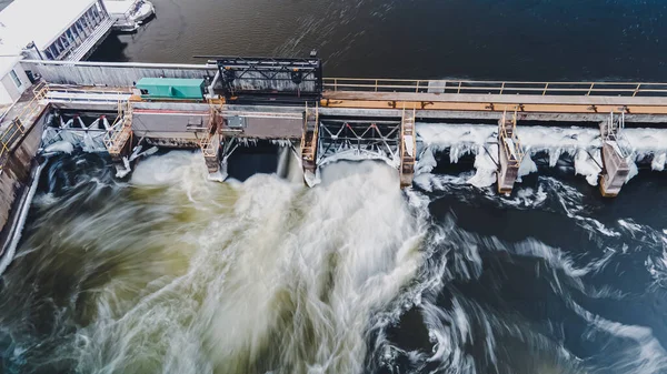 Het Water Stroomt Winter Naar Dam Als Lente Nadert Met — Stockfoto