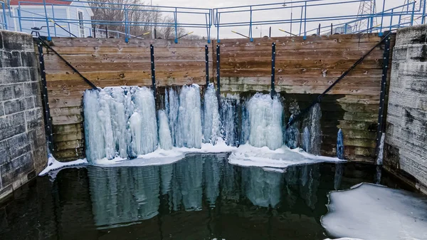 Вода Протікає Через Двері Каналу Створюючи Замерзлі Утворення Вздовж Дверей — стокове фото