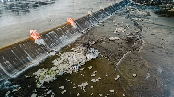 Зимой Вода Переходит Через Край Длительным Воздействием — стоковое фото