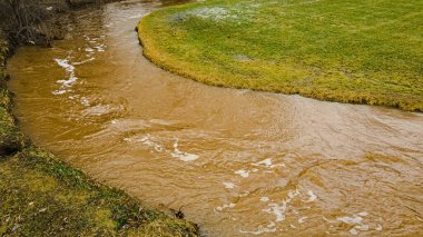Yağmurlu ve ılık bir geceden sonra kar ve buz eriyor ve bölgeyi sel basıyor.