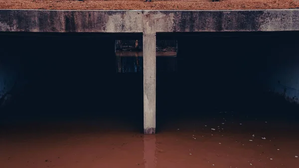 当自然涌进隧道时 雨水充满了大量的涌出 — 图库照片