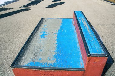 Kar kaykay parkında eriyor.