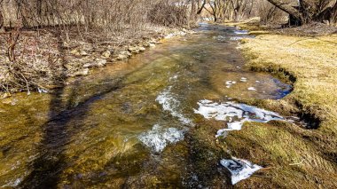 Bölgede kar eridi ve bu dere Wisconsin kırsalında bahar mevsiminde dolup taştı.