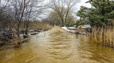 İlkbahar karları eridi ve su bu nehirde çok hızlı akıyor.