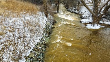 İlkbahar karları eridi ve su bu nehirde çok hızlı akıyor.