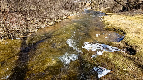 Bölgede kar eridi ve bu dere Wisconsin kırsalında bahar mevsiminde dolup taştı.