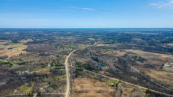 Ufukta, üzerinde sakin mavi bir gökyüzü olan ilkbahar manzarası. Kış geçtikçe baharın işaretleri her yerde.