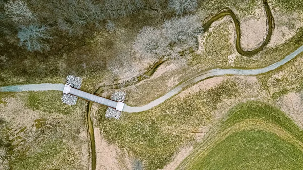 Spirálovitá Řeka Následuje Jaře Tání Sněhu Stezku Most Táhne Přes — Stock fotografie