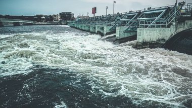 Kar ve buz gitmiş ve erimiş. Baraj açılırken Fox Nehri ilkbaharda akar. Mavi ve gri bir tema uygulandı.
