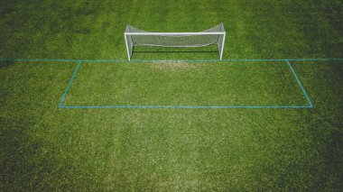 Yerel bir parktaki futbol sahalarında taze yeşil çimenler yetişiyor.