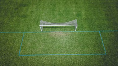 Yerel bir parktaki futbol sahalarında taze yeşil çimenler yetişiyor.