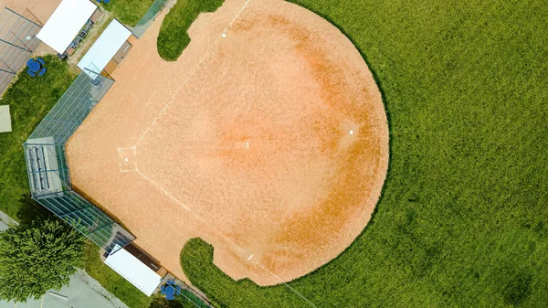 Свежая Трава Растет Весной Вокруг Бейсбольных Полей Местном Парке — стоковое фото