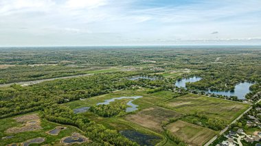 Green Bay Wisconsin 'in evi olan Brown County Wisconsin' in bahar mevsiminde geniş bir hava manzarası..