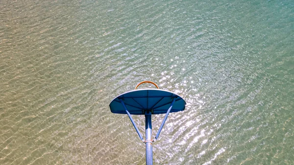 Basketball Hoop Out Shallow Waters Hot Summer Day — Stockfoto