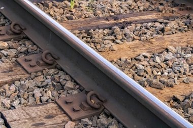 Tren raylarının manzarası kayaların ve rayların yakınında.