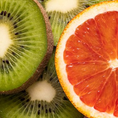 Lezzetli taze kivi dilimleri ve Sicilya portakalı, portakal ve kivi dokusu.