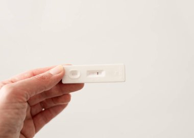 Bir el Sars Cov 2 burun antijen test kitini tutuyor. Kendini test et. Ev testi. Corona, Covid 19