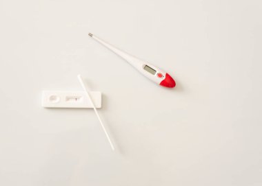 Sars Cov 2 hızlı antijen test burun kiti. Kendi kendini test. Evde test edin. Corona, Covid 19, termometre yan tarafta.