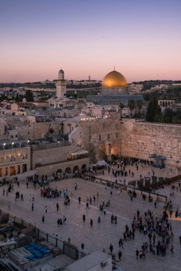 Kudüs, Batı Duvarı 'ndaki Eski İsrail şehri ve gün batımında Kaya Kubbesi..