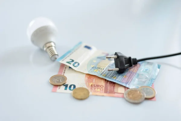 Μαύρο Ηλεκτρικό Καπάκι Τραπεζογραμμάτια Ευρώ Και Διάφορα Κέρματα Λάμπα Φωτισμού — Φωτογραφία Αρχείου