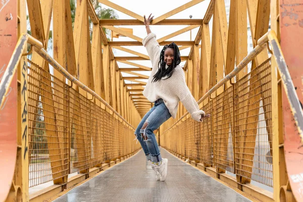 Ung Afro Amerikansk Kvinna Som Dansar Gul Bro — Stockfoto