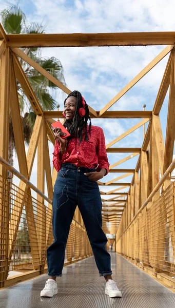 Ung Afroamerikansk Kvinna Med Flätor Och Röd Skjorta Som Lyssnar — Stockfoto