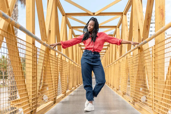 Ung Afroamerikansk Kvinna Med Flätor Och Röd Skjorta Som Står — Stockfoto