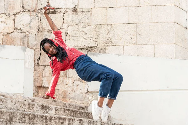 Leende Ung Afrikansk Amerikansk Kvinna Med Flätor Röd Skjorta Dansar — Stockfoto