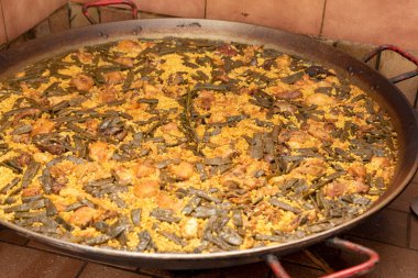 Geleneksel İspanyol Paella Valenciana, Valencia 'dan tavuk ve tavşan pirinç tarifi.