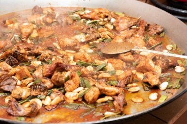 Geleneksel İspanyol Paella Valenciana hazırlığı