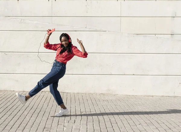 Leende Ung Afrikansk Amerikansk Kvinna Med Flätor Och Röd Skjorta — Stockfoto