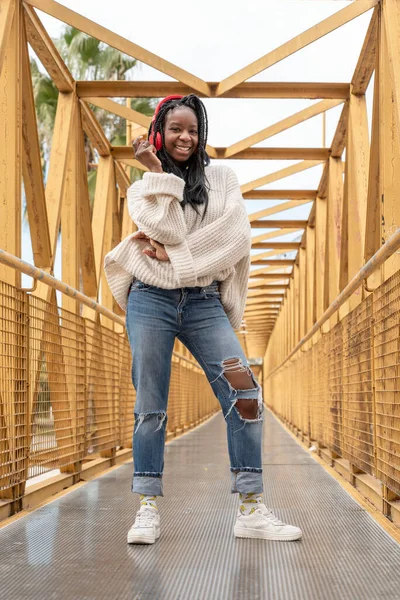 Ung Afrikansk Amerikansk Kvinna Flätor Står Gul Bro Tittar Kameran — Stockfoto