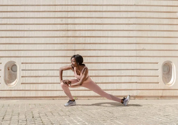 Afro Amerikansk Kvinnlig Idrottare Som Tränar Utomhus Fitness Mot Väggen — Stockfoto