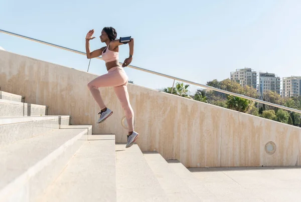 Afrikansk Kvinna Sprang Uppför Trappan Kvinna Löpare Klättring Trar Fitness — Stockfoto