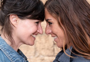 Lezbiyen bir çiftin eşcinsellik kavramının göz göze geldiği yakın plan.