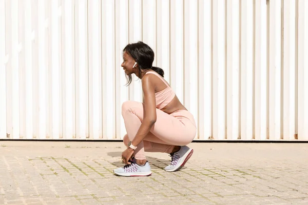 Ung Afrikansk Amerikansk Sportig Kvinna Gatan Binda Skor Gör Sig — Stockfoto