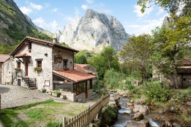 Bulnes, Asturias, İspanya. Nehir manzarası ve Picos de Europa Ulusal Parkı 'ndaki Bulnes dağ köyü.