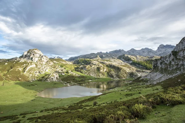Covadonga 'nın ünlü gölleri, Asturias, İspanya
