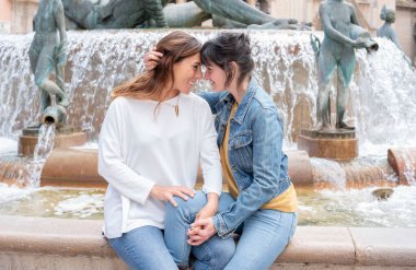 Valencia 'da bir çeşmede oturan İspanyol lezbiyen bir çift eşcinsel ve lezbiyen kavramını öpüyor.