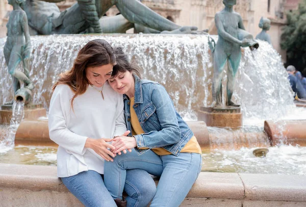 Ett Ungt Latinamerikanskt Lesbiskt Par Som Sitter Vid Fontän Valencia — Stockfoto